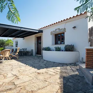 https://cosy-farmhouse-quinta-da-eira-140-years-old.hotelaalgarve.com